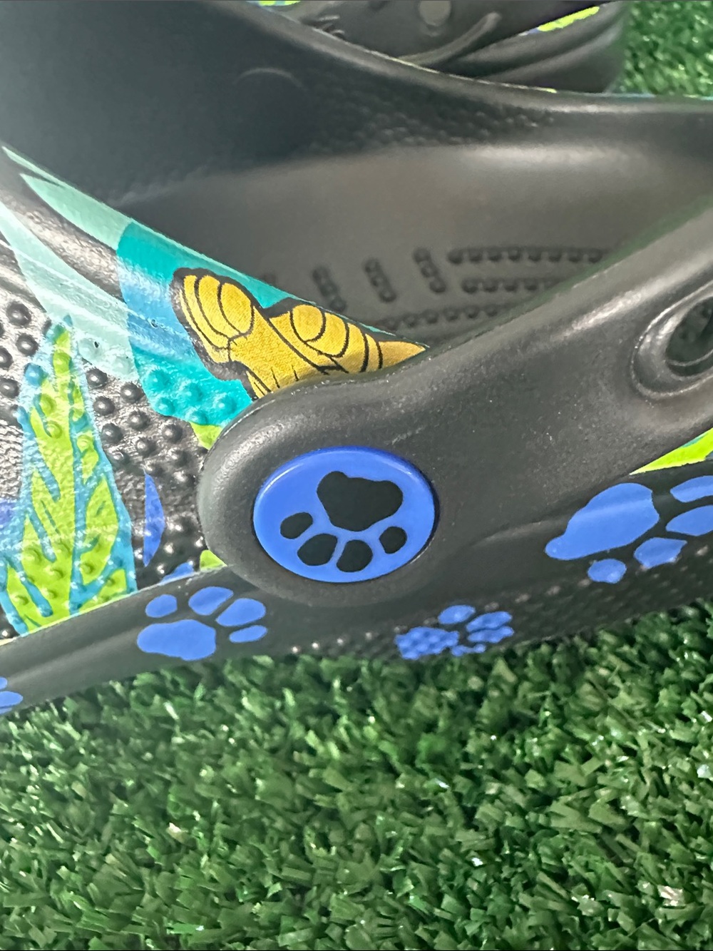 CROCS Kids' Black Tropical Lion King Sandals - Picture 7 of 11